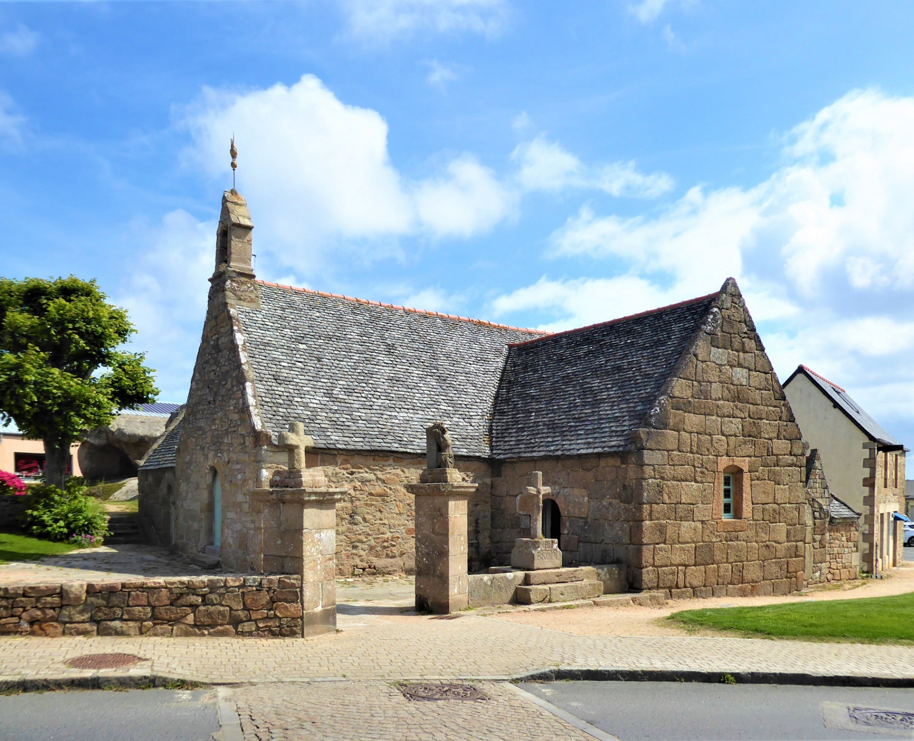 La chapelle Sainte-Anne des Rochers à Trégastel, avant l'incendie.